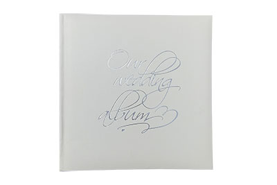 60. Nagyméretű, fehér színű, bőrhatású, Our wedding feliratos, 29x39cm, 30 lap / 60 oldal